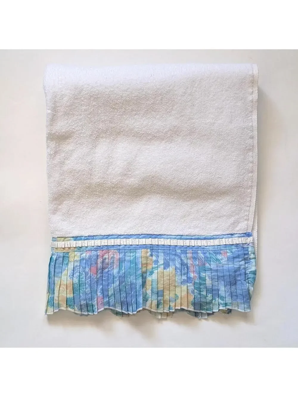 Vintage Bath Towel Set with Pleated Floral Fabric Trim